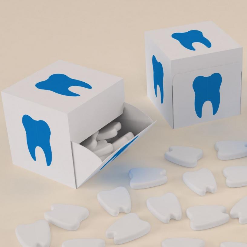 Pfefferminzbonbons in Zahnform in personalisierte Kartonschachtel